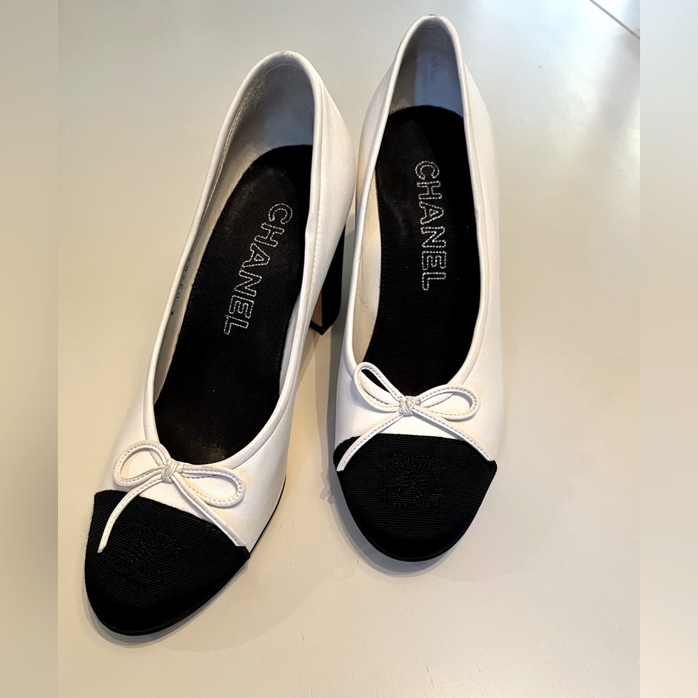 Chanel black and white classic pumps interlocking C’s on toe